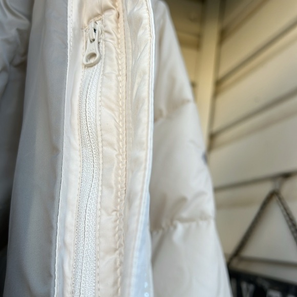 Cream colored Columbia puffer with fur hood also has removable hood - Picture 5 of 10